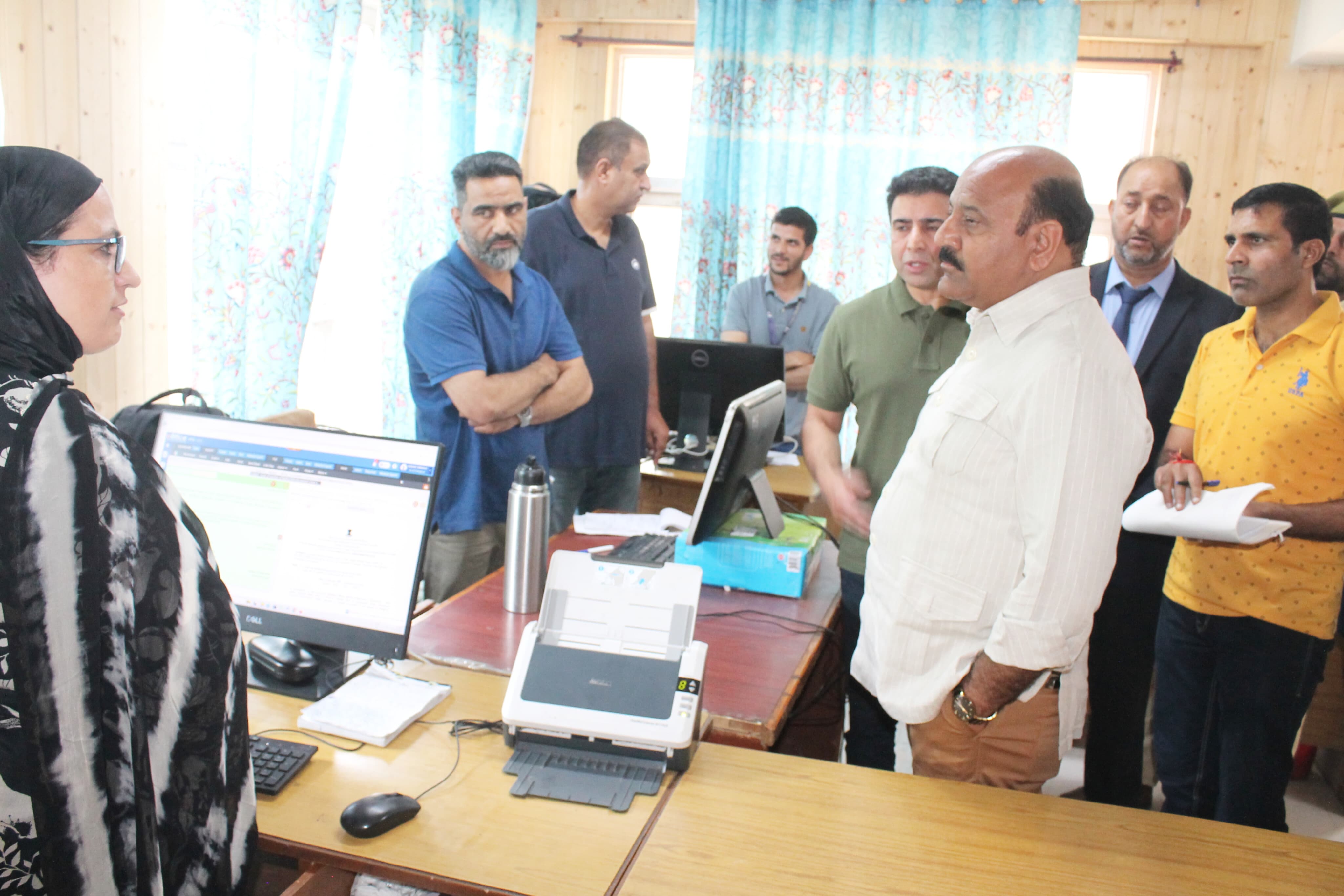 उपमुख्यमंत्री ने श्रीनगर में श्रम आयुक्त कार्यालय का किया औचक दौरा उपमुख्यमंत्री ने श्रीनगर में श्रम आयुक्त कार्यालय का किया औचक दौरा