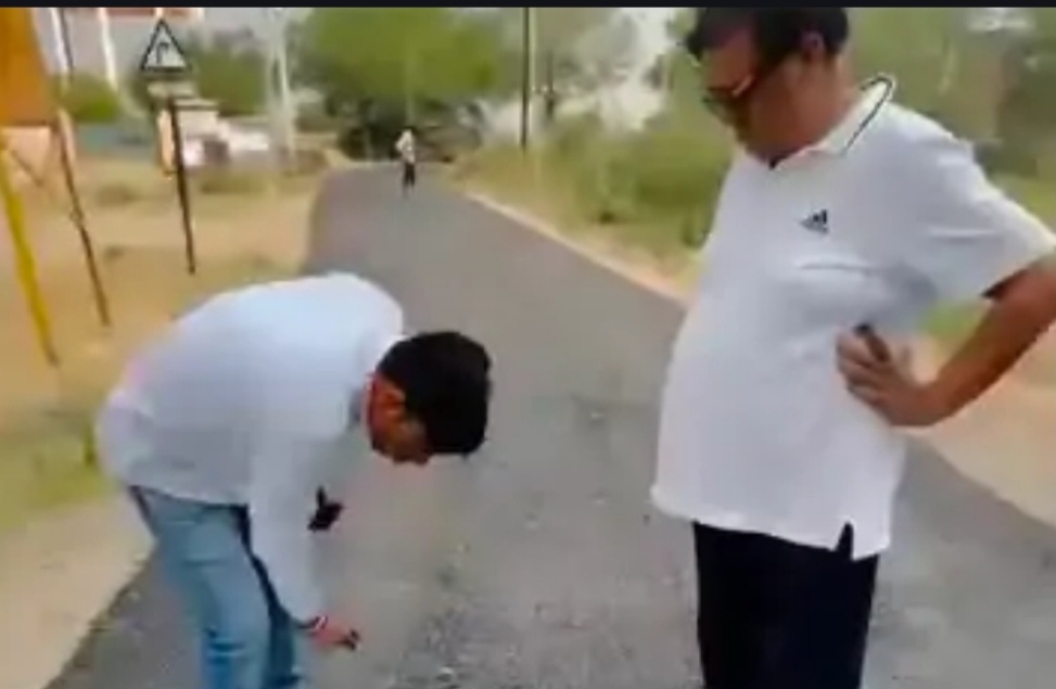 कन्नौज: अपने ही गांव में घटिया सड़क निर्माण पर भड़के विधायक, रुकवा दिया काम कन्नौज: अपने ही गांव में घटिया सड़क निर्माण पर भड़के विधायक, रुकवा दिया काम