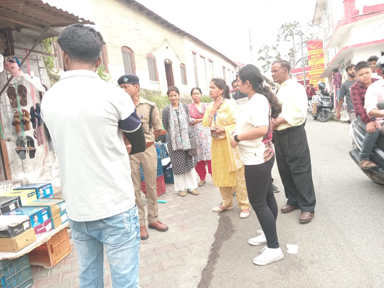 विश्व बाल श्रम निषेध दिवस पर गुरुवार को पौड़ी में दुकान का निरीक्षण करते अधिकारी विश्व बाल श्रम निषेध दिवस पर गुरुवार को पौड़ी में दुकान का निरीक्षण करते अधिकारी