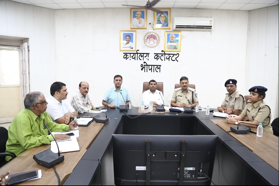बैठक लेते हुए कलेक्टर कौशलेंद्र विक्रम सिंह बैठक लेते हुए कलेक्टर कौशलेंद्र विक्रम सिंह