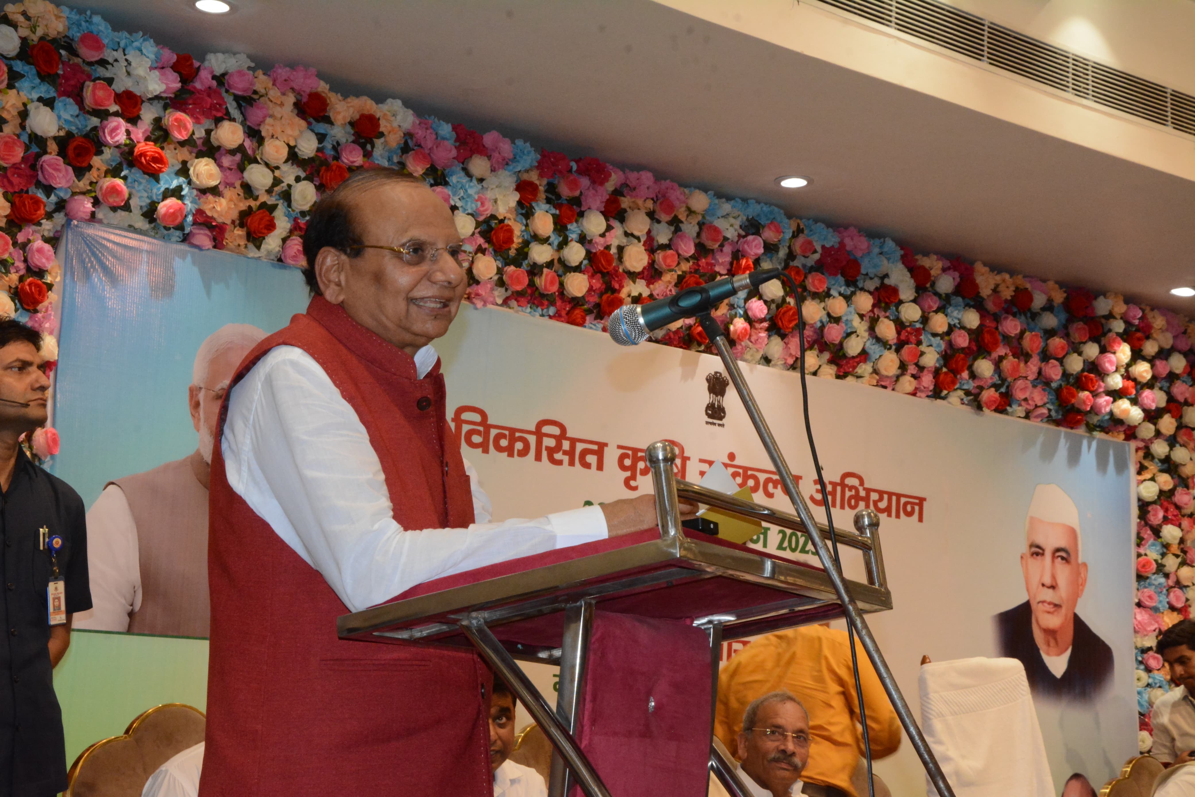 किसानों को संबोधित करते उपराज्यपाल बीके सक्सैना किसानों को संबोधित करते उपराज्यपाल बीके सक्सैना