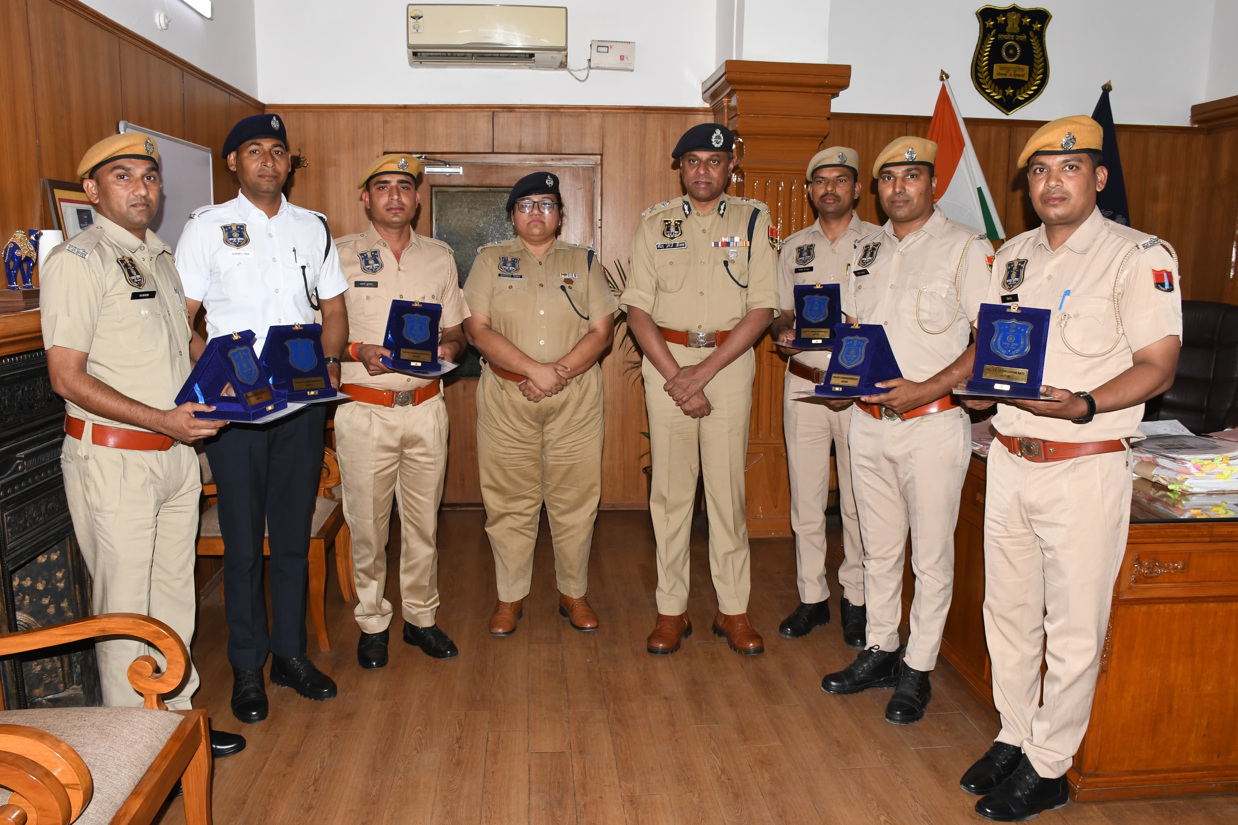 छह पुलिसकर्मी कांस्टेबल ऑफ दी मंथ के अवॉर्ड से सम्मानित छह पुलिसकर्मी कांस्टेबल ऑफ दी मंथ के अवॉर्ड से सम्मानित
