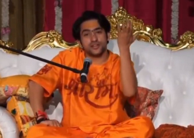 पंडित धीरेन्द्र शास्त्री की सोशल मीडिया पर वायरल वीडियो से ली गई तस्वीर पंडित धीरेन्द्र शास्त्री की सोशल मीडिया पर वायरल वीडियो से ली गई तस्वीर