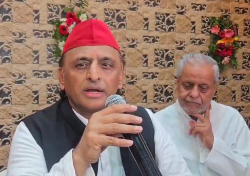 पत्रकारों से बात करते सपा अध्यक्ष अखिलेश यादव पत्रकारों से बात करते सपा अध्यक्ष अखिलेश यादव
