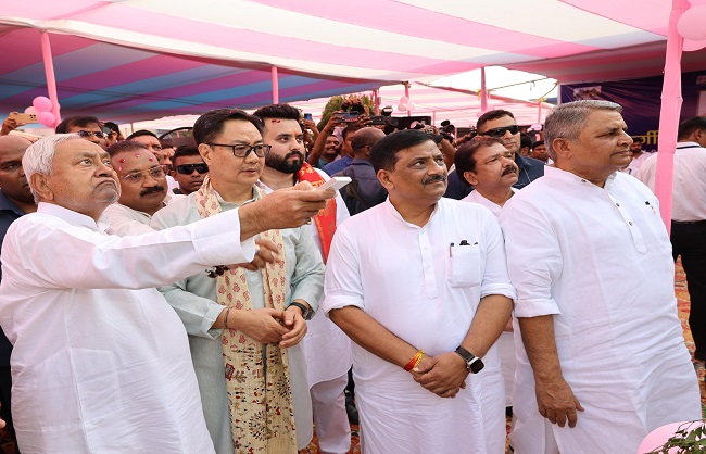 मुख्यमंत्री ने आचार्य किशोर कुणाल की प्रतिमा अनावरण करते मुख्यमंत्री ने आचार्य किशोर कुणाल की प्रतिमा अनावरण करते