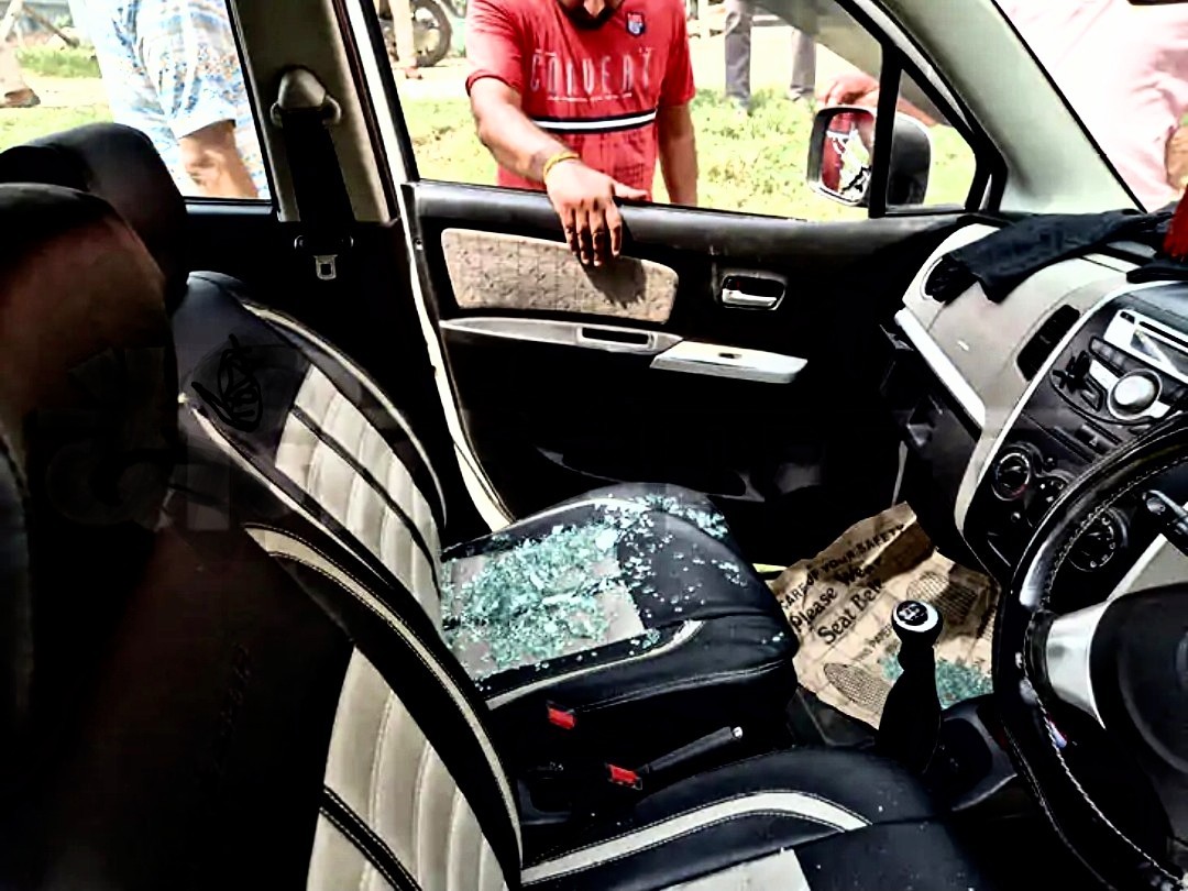 गोली लगने से टूटे गाड़ी के शीशे दिखाता कुलदीप गोली लगने से टूटे गाड़ी के शीशे दिखाता कुलदीप