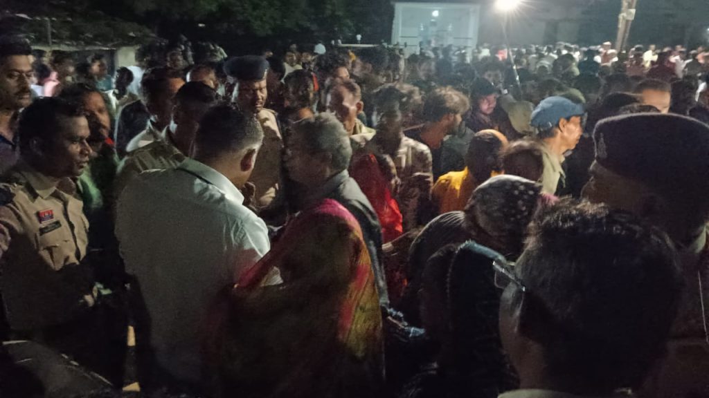 राजनांदगांव के मोहड़ गांव में रेत माफियाओं के खिलाफ आक्रोशित ग्रामीण राजनांदगांव के मोहड़ गांव में रेत माफियाओं के खिलाफ आक्रोशित ग्रामीण