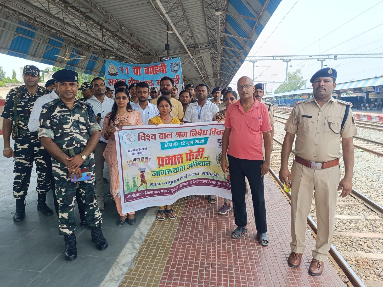 बाल श्रम निषेध दिवस पर लोगो जागरूक करते बाल श्रम निषेध दिवस पर लोगो जागरूक करते