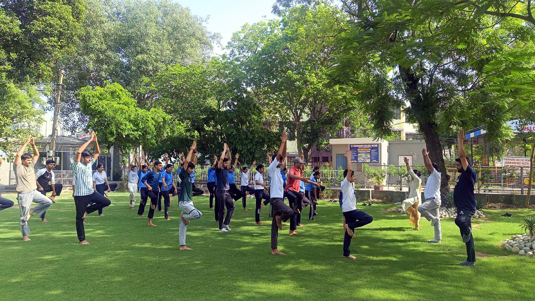 कार्यक्रम में योग करते एनसीसी आर्मी व एयर विंग के कैडेट्स। कार्यक्रम में योग करते एनसीसी आर्मी व एयर विंग के कैडेट्स।