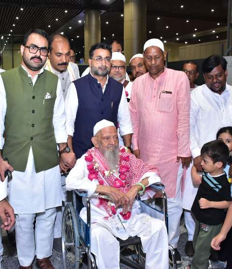 हज यात्रियों का एयरपोर्ट पर स्वागत करते राज्यमंत्री दानिश (वीडियो से ली गयी फोटो) हज यात्रियों का एयरपोर्ट पर स्वागत करते राज्यमंत्री दानिश (वीडियो से ली गयी फोटो)