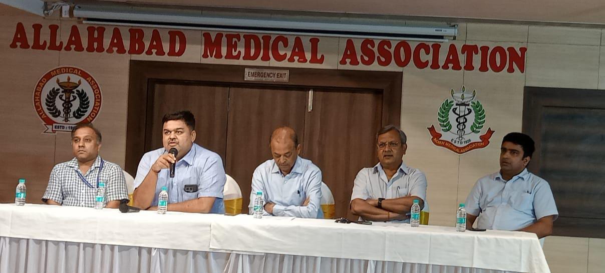 मीडिया से वार्ता करते हुए एसेासिएशन ऑफ सर्जन्स ऑफ इंडिया के सदस्यों का छाया चित्र मीडिया से वार्ता करते हुए एसेासिएशन ऑफ सर्जन्स ऑफ इंडिया के सदस्यों का छाया चित्र