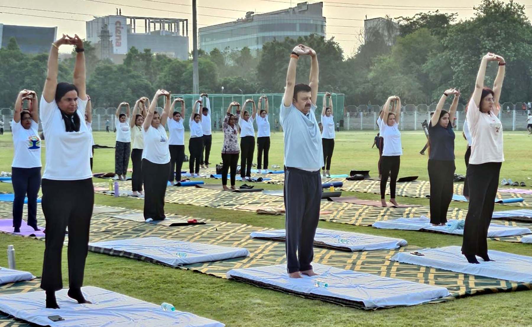 अंतरराष्ट्रीय योग दिवस के उपलक्ष्य में आयोजित योग प्रशिक्षण कार्यक्रम में योग करते मंत्री राव नरबीर सिंह व अन्य। अंतरराष्ट्रीय योग दिवस के उपलक्ष्य में आयोजित योग प्रशिक्षण कार्यक्रम में योग करते मंत्री राव नरबीर सिंह व अन्य।
