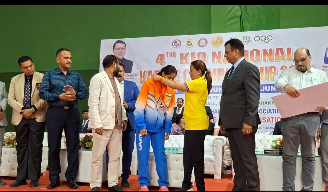 खेल मंत्री रेखा आर्य विजेताओं को सम्मानित करती। खेल मंत्री रेखा आर्य विजेताओं को सम्मानित करती।