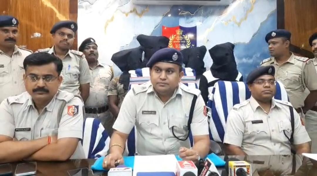 अपहरण के 8 घंटे में युवक बरामद, 4 गिरफ्तार अपहरण के 8 घंटे में युवक बरामद, 4 गिरफ्तार
