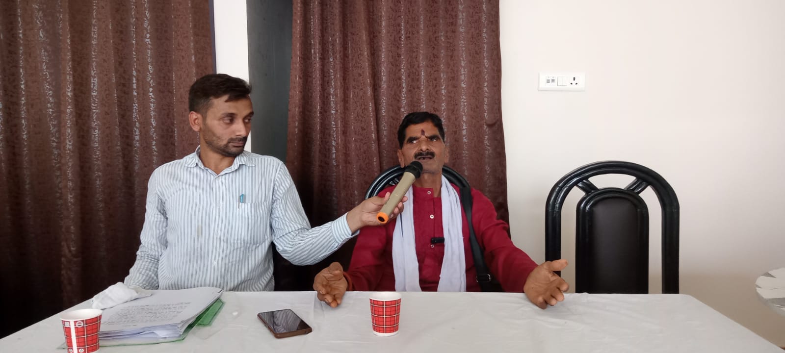 सत्तर लाख की हुई चोरी मामले में मीडिया वार्ता करते हुए पीड़ित का छाया चित्र सत्तर लाख की हुई चोरी मामले में मीडिया वार्ता करते हुए पीड़ित का छाया चित्र