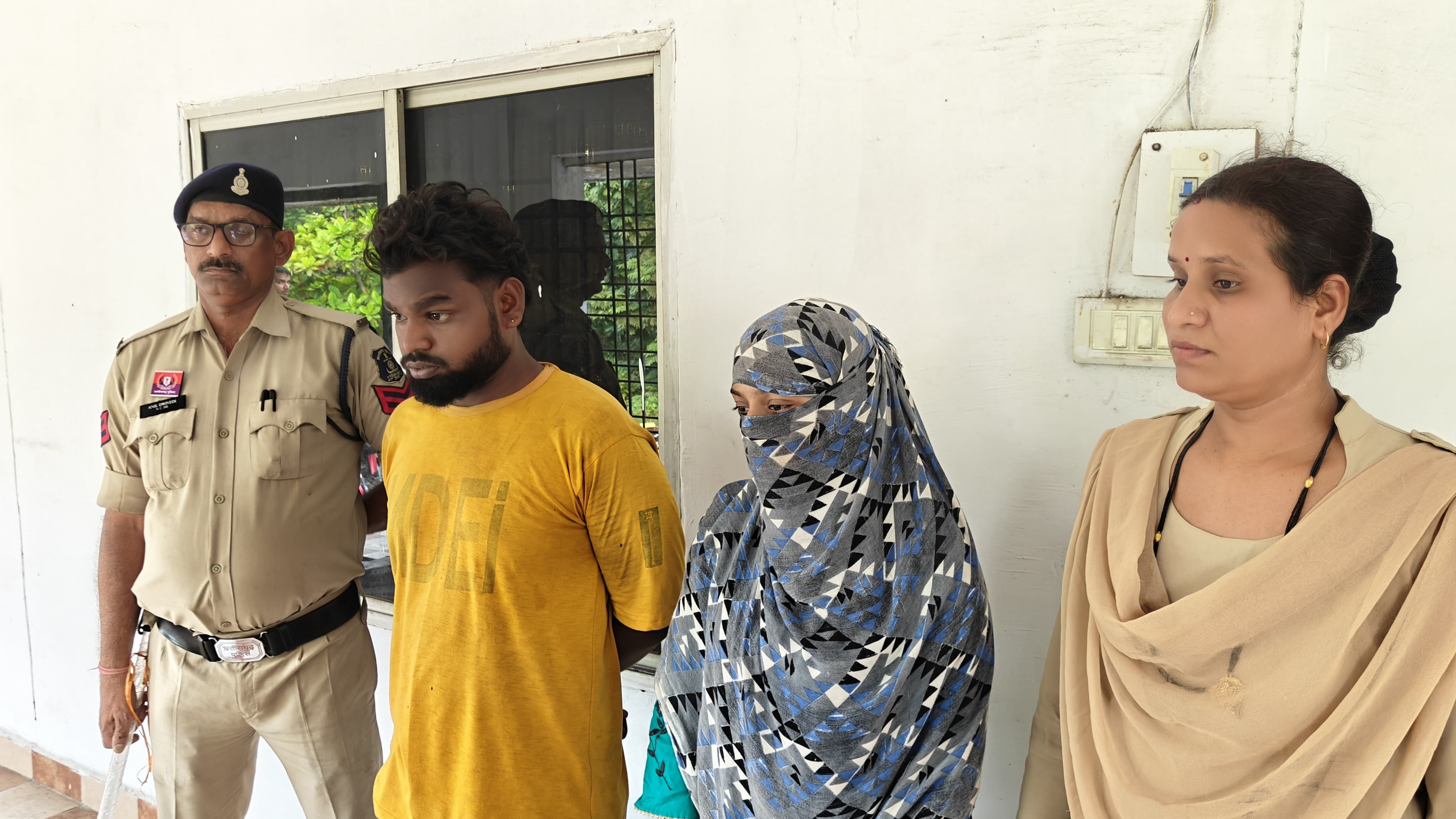 हनी ट्रैप में फंसाकर 17 लाख की फिरौती मांगने वाले दो आरोपी गिरफ्तार हनी ट्रैप में फंसाकर 17 लाख की फिरौती मांगने वाले दो आरोपी गिरफ्तार