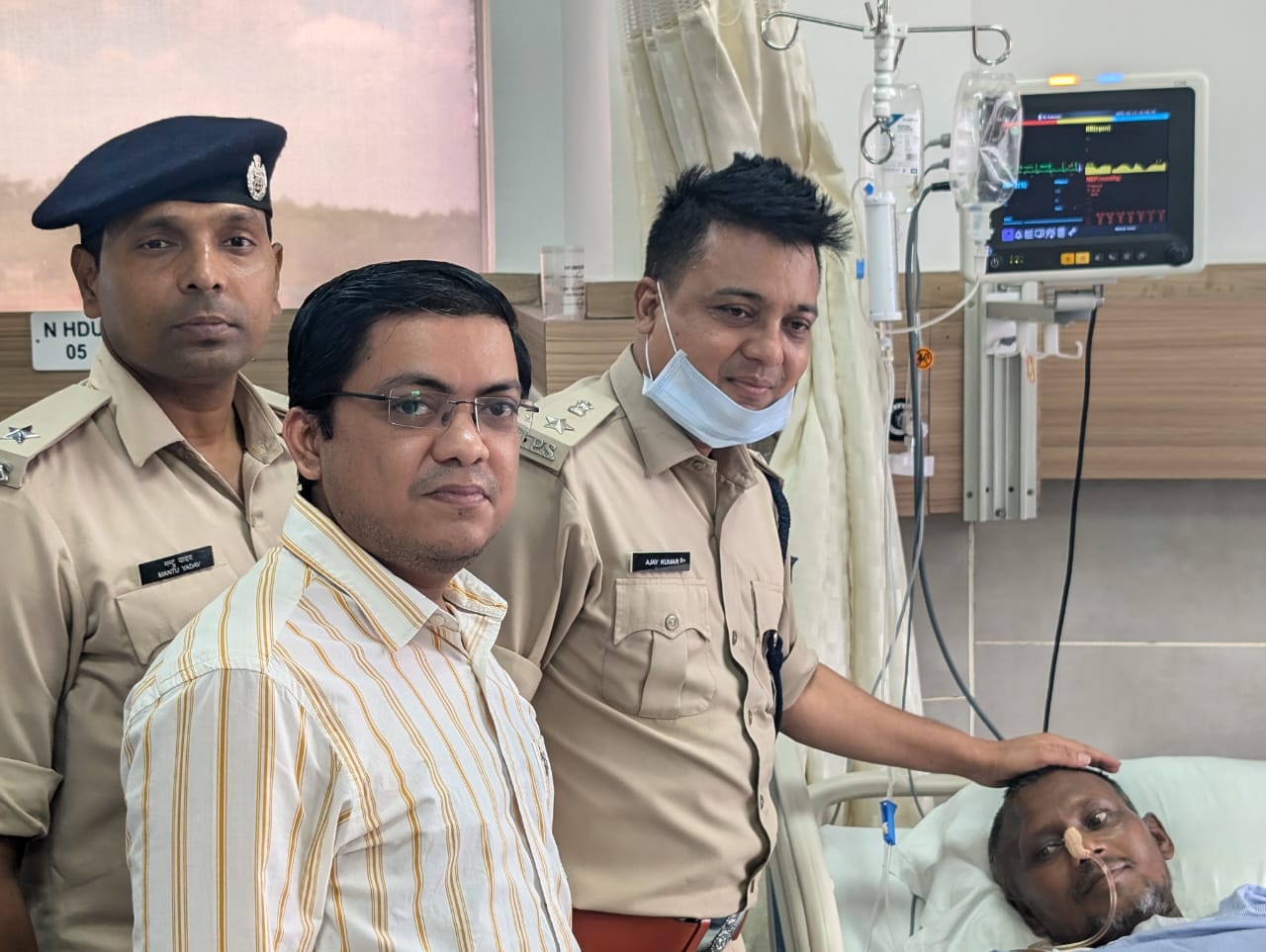 प्यून से मिलने पहुंचे एसपी अजय कुमार प्यून से मिलने पहुंचे एसपी अजय कुमार