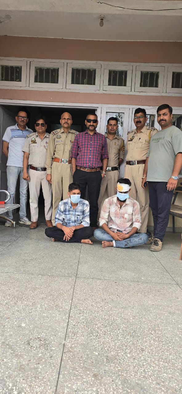 गिरफ्तार आरोपिओं के साथ पुलिस गिरफ्तार आरोपिओं के साथ पुलिस