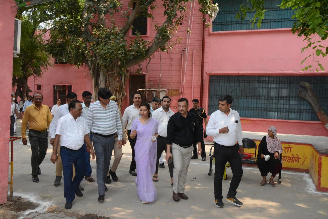 पुनर्वास केंद्र के उद्घाटन के बाद निरीक्षण करते जिलाधिकारी बागपत पुनर्वास केंद्र के उद्घाटन के बाद निरीक्षण करते जिलाधिकारी बागपत