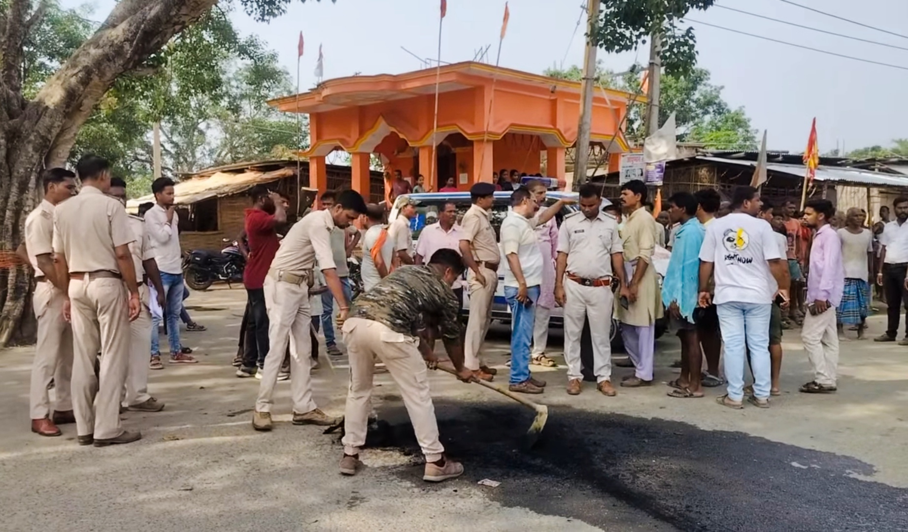 अररिया फोटो:सड़क हादसे के बाद पुलिस जाम को मुक्त कराते और सड़क साफ करते अररिया फोटो:सड़क हादसे के बाद पुलिस जाम को मुक्त कराते और सड़क साफ करते