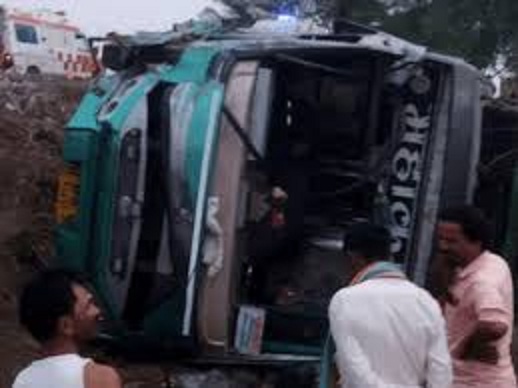 टैंकर से टक्कर बाद खेत में पलटी यात्रियाें से भरी बस टैंकर से टक्कर बाद खेत में पलटी यात्रियाें से भरी बस