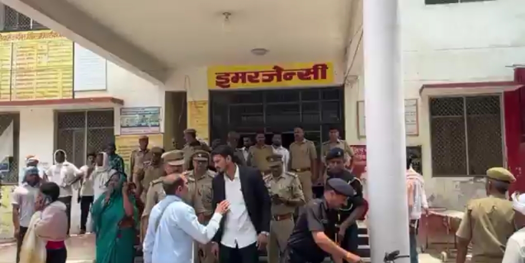 जिला अस्पताल में पहुंचे वकील जिला अस्पताल में पहुंचे वकील