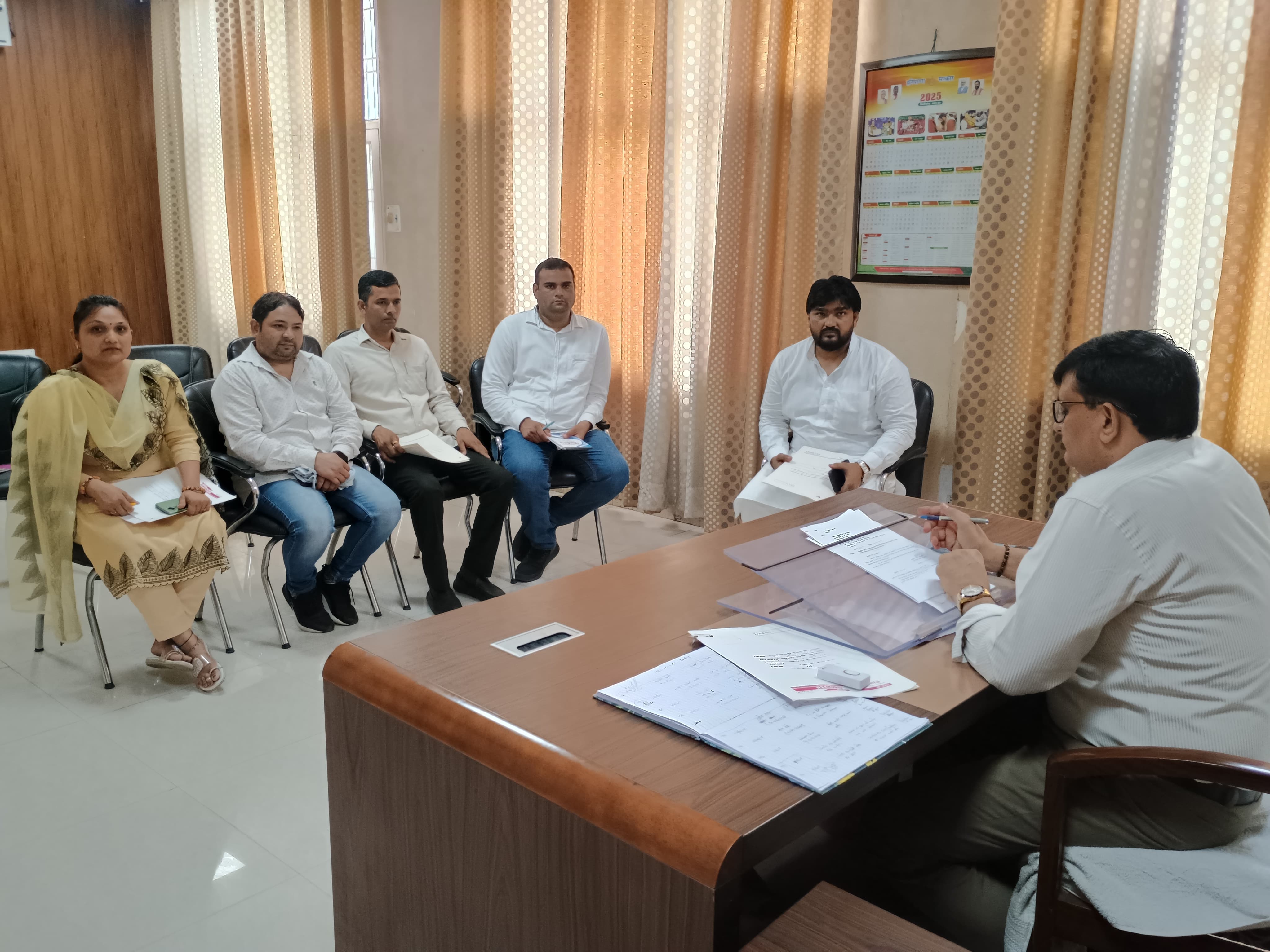 बैठक में अधिकारियों को दिशा-निर्देश देते हुए एसडीएम नसीब कुमार। बैठक में अधिकारियों को दिशा-निर्देश देते हुए एसडीएम नसीब कुमार।