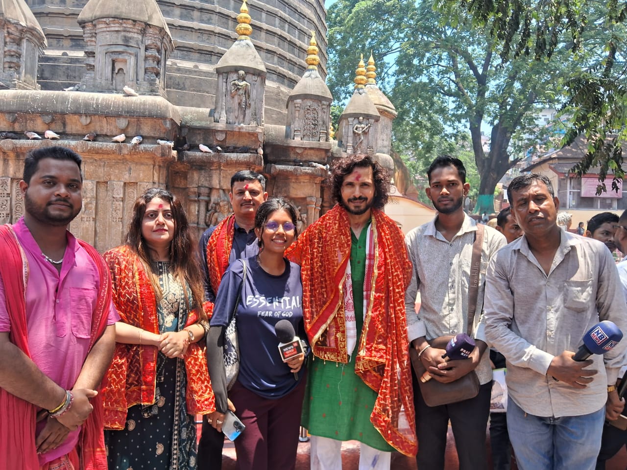 कामाख्या धाम पहुंचे बॉलीवुड अभिनेता क्रांति प्रकाश झा, असम पर बनाएंगे फिल्म