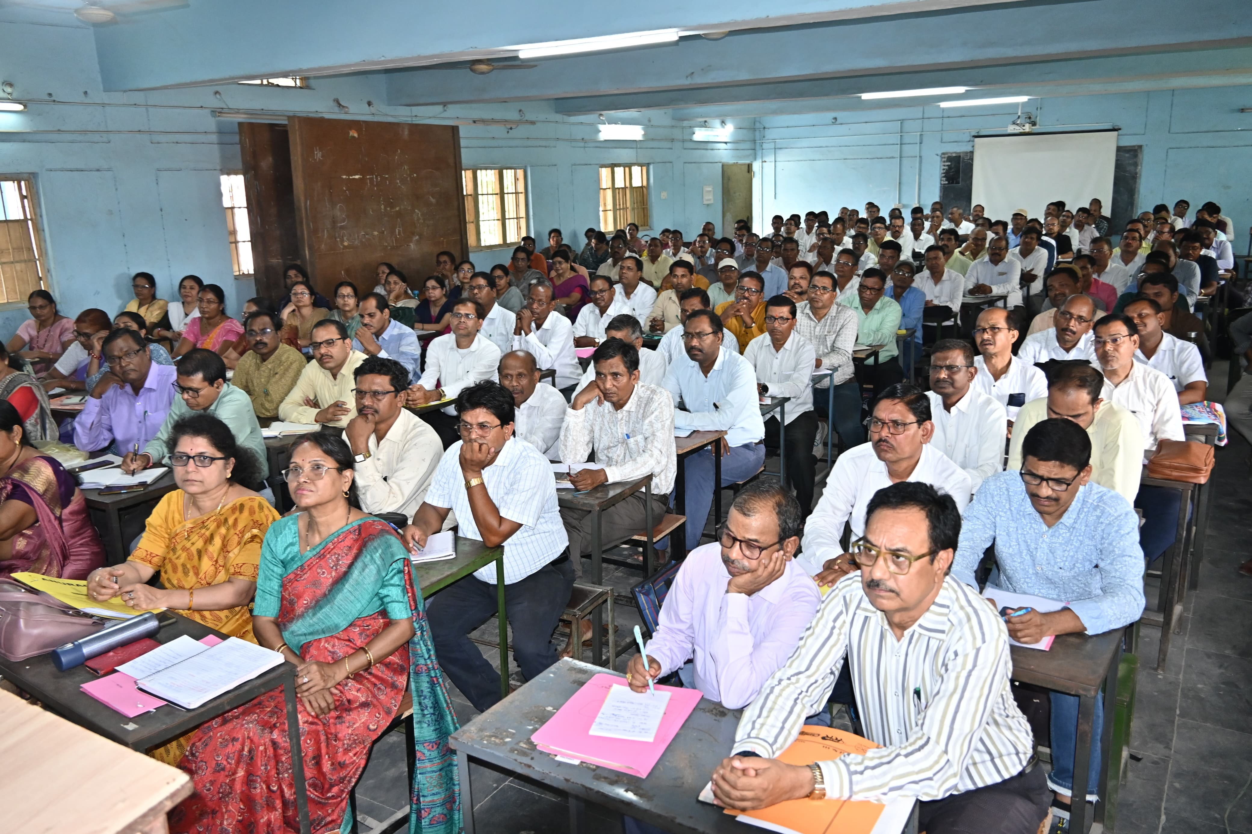 बैठक में उपस्थित प्राचार्य। बैठक में उपस्थित प्राचार्य।