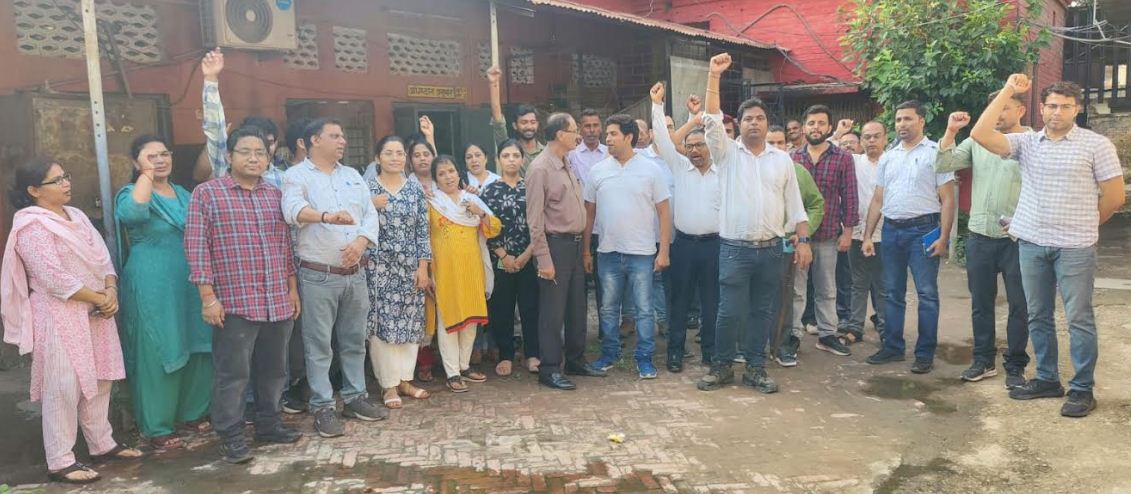 प्रदर्शन करते बिजली कर्मचारी प्रदर्शन करते बिजली कर्मचारी