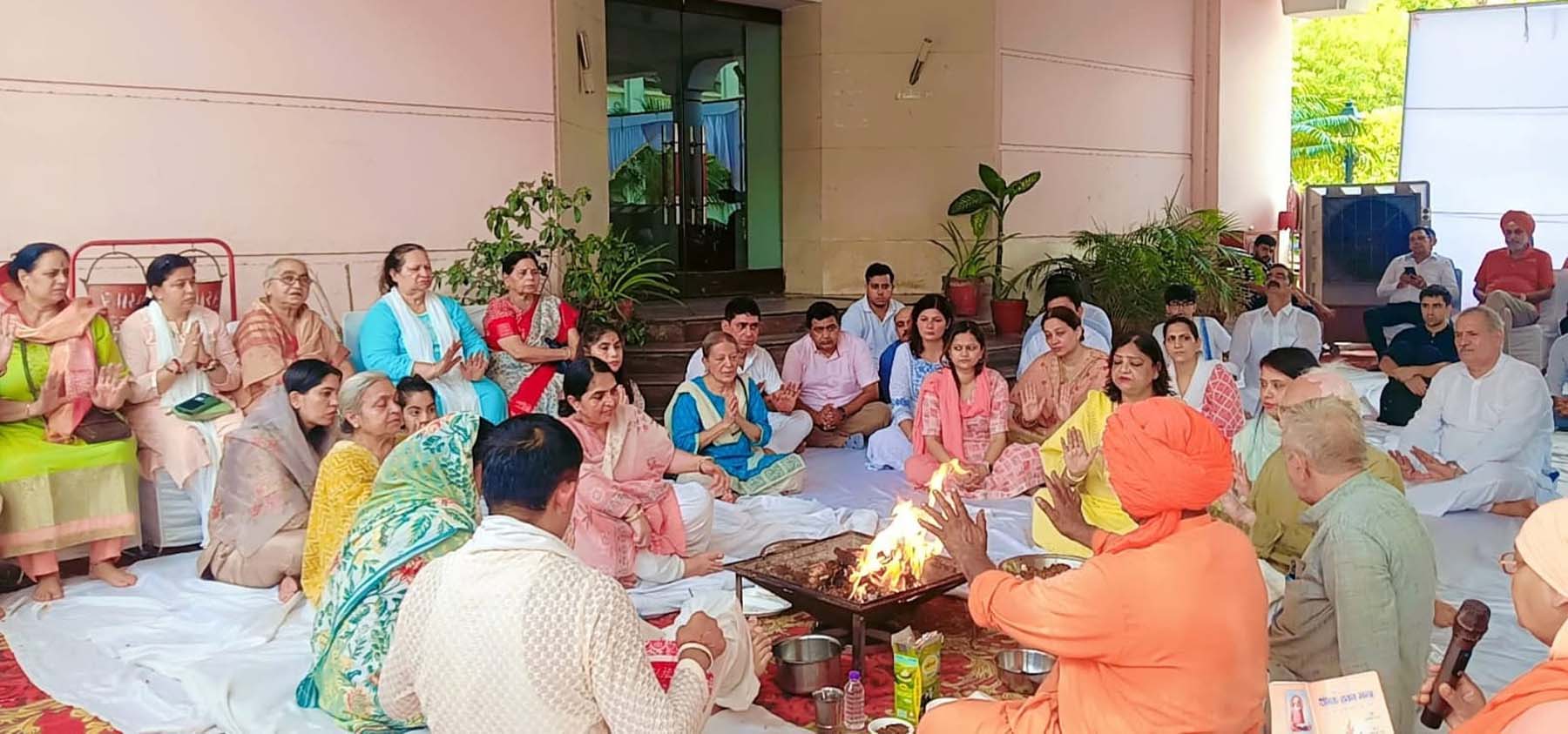 मालिबू टाउन के मालिबू कंट्री क्लब में कारगिल शहीद आजाद सिंह दलाल का 26वें बलिदान दिवस पर हवन में आहुति डालते परिवारजन व समाज के लोग। मालिबू टाउन के मालिबू कंट्री क्लब में कारगिल शहीद आजाद सिंह दलाल का 26वें बलिदान दिवस पर हवन में आहुति डालते परिवारजन व समाज के लोग।