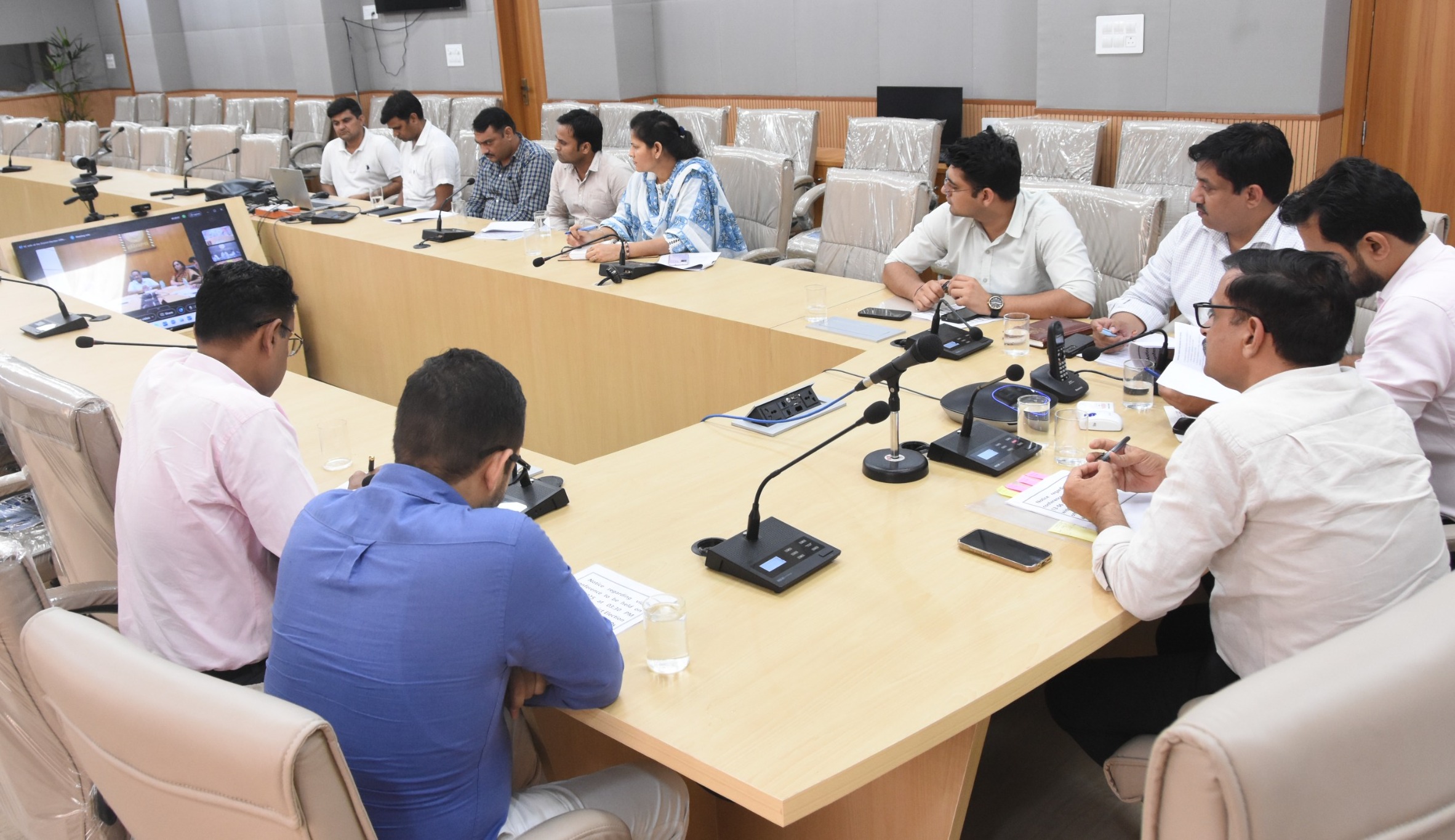लघु सचिवालय में अधिकारियों की बैठक लेते डीसी लघु सचिवालय में अधिकारियों की बैठक लेते डीसी