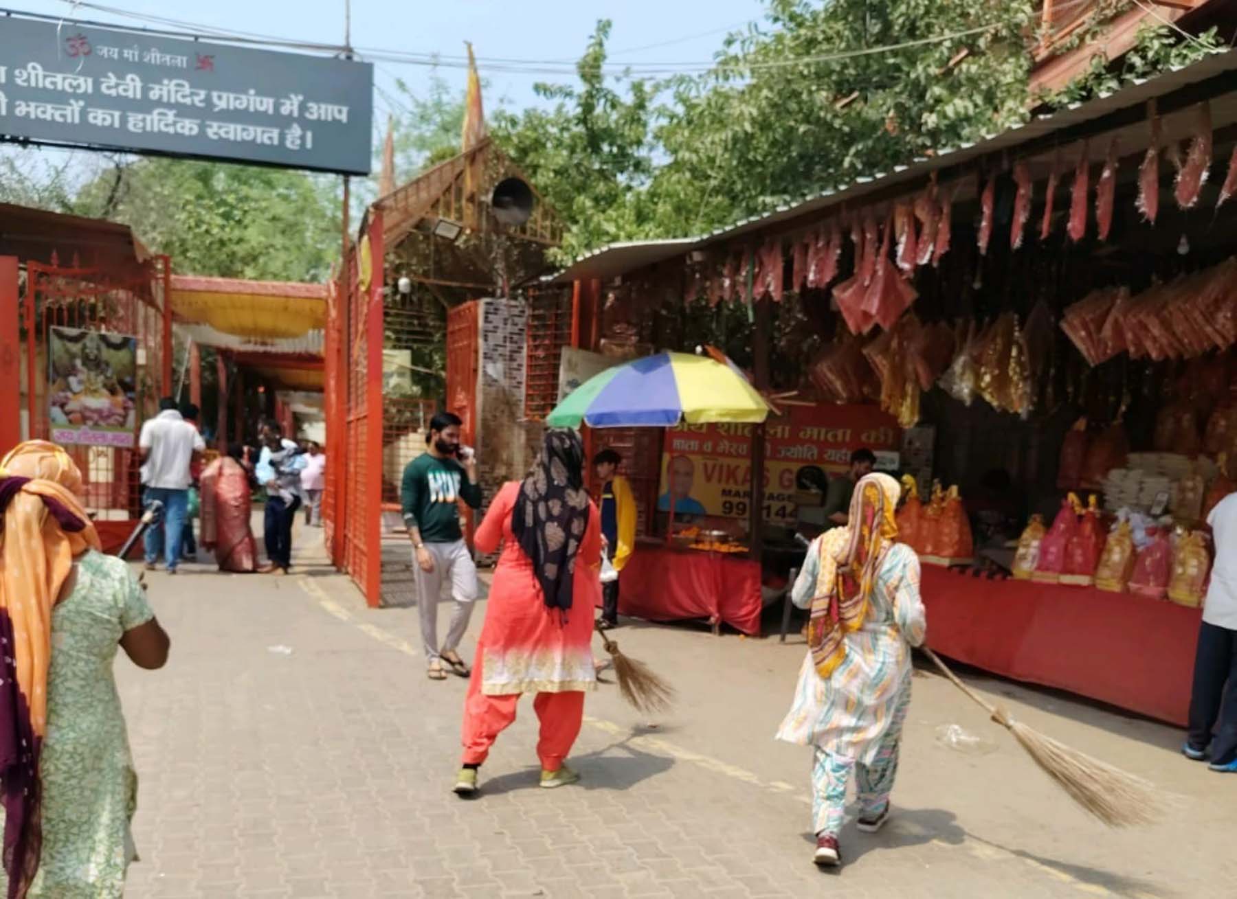 गुरुग्राम स्थित शीतला माता मंदिर में सफाई करते नगर निगम के कर्मचारी। गुरुग्राम स्थित शीतला माता मंदिर में सफाई करते नगर निगम के कर्मचारी।
