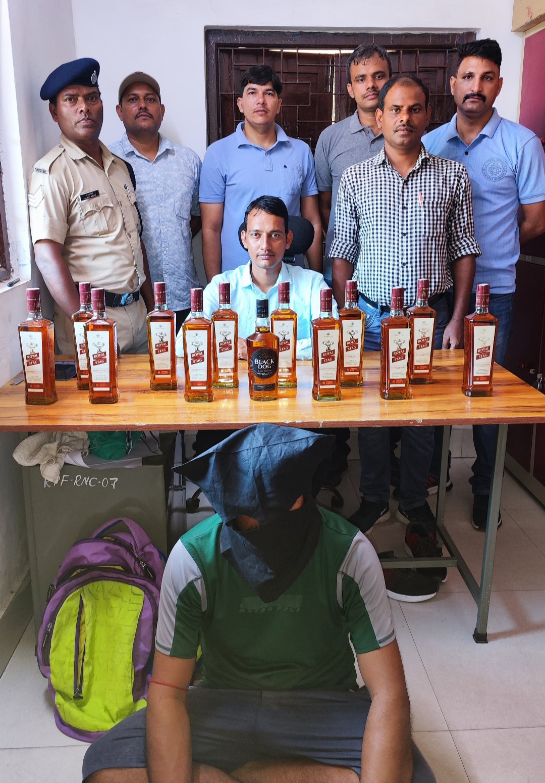 आरोपित और आरपीएफ के अधिकारी आरोपित और आरपीएफ के अधिकारी