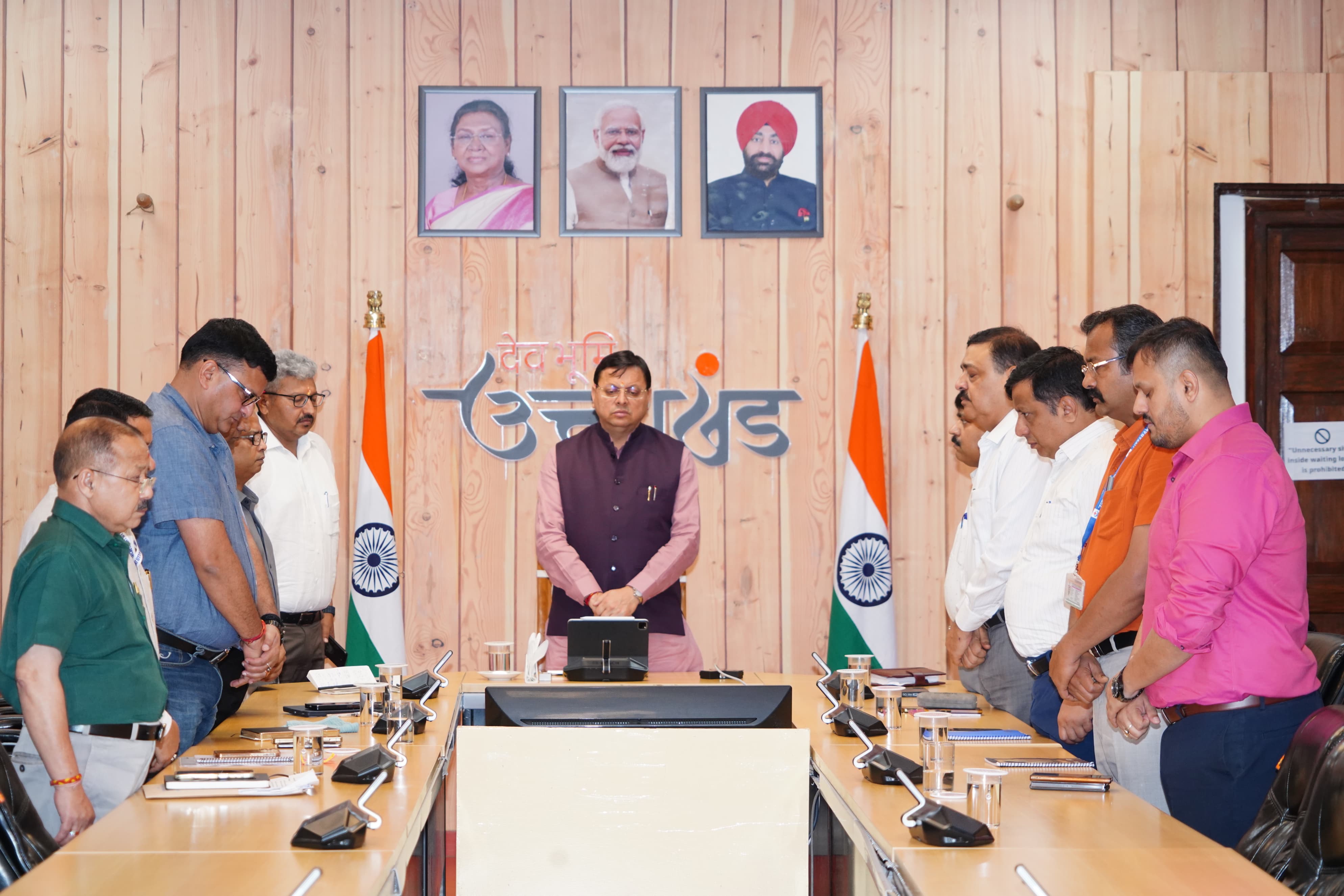 मुख्यमंत्री पुष्कर सिंह धामी मुख्यमंत्री आवास मेंश्रद्धांजलि देते। मुख्यमंत्री पुष्कर सिंह धामी मुख्यमंत्री आवास मेंश्रद्धांजलि देते।