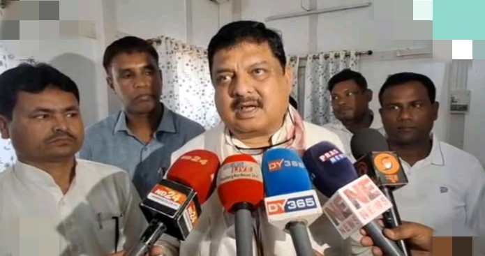 धुबड़ी में सांसद निधि कार्यों की रकीबुल हुसैन समीक्षा करते हुए। धुबड़ी में सांसद निधि कार्यों की रकीबुल हुसैन समीक्षा करते हुए।
