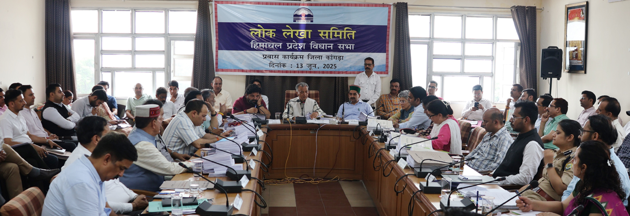बैठक के दौरान मौजूद समिति सदस्य और अन्य अधिकारी। बैठक के दौरान मौजूद समिति सदस्य और अन्य अधिकारी।