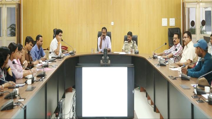 कलेक्टर ने खिलाड़ियों एवं प्रशिक्षकों से किया संवाद कलेक्टर ने खिलाड़ियों एवं प्रशिक्षकों से किया संवाद