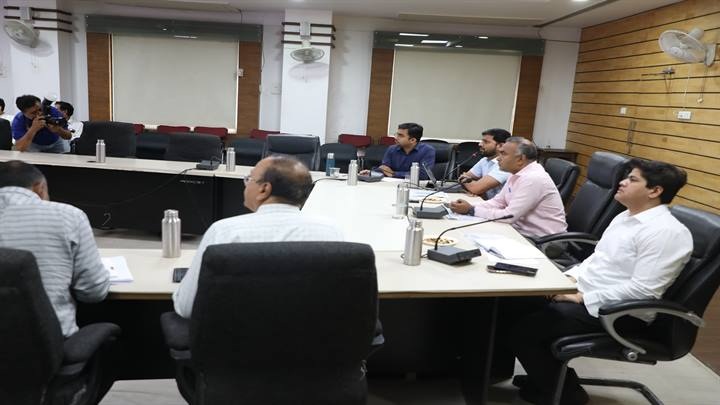भारत सरकार के संयुक्त सचिव ने इंदौर में जल शक्ति अभियान की समीक्षा भारत सरकार के संयुक्त सचिव ने इंदौर में जल शक्ति अभियान की समीक्षा