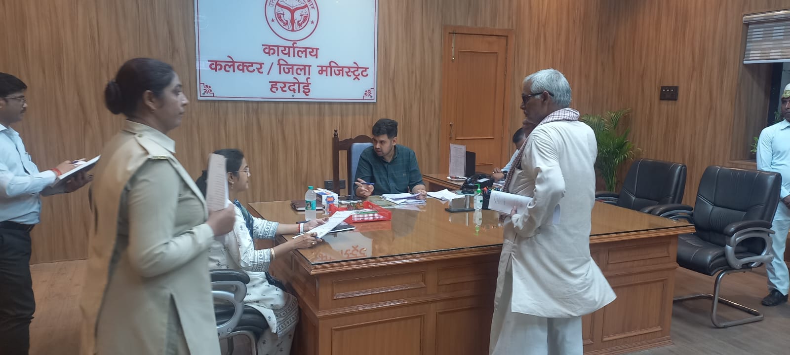 जन सुनवाई में पात्र बुजुर्गों के बने आयुष्मान कार्ड जन सुनवाई में पात्र बुजुर्गों के बने आयुष्मान कार्ड