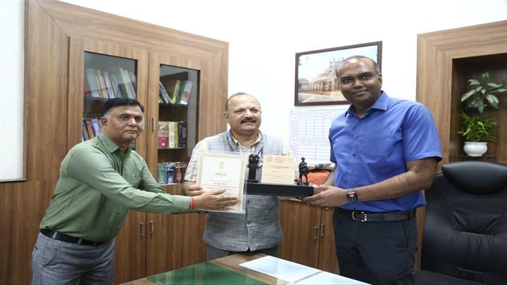 भोपालः लक्ष्य से अधिक सशस्त्र सेना झंडा निधि एकत्रित करने पर संभागायुक्त सम्मानित भोपालः लक्ष्य से अधिक सशस्त्र सेना झंडा निधि एकत्रित करने पर संभागायुक्त सम्मानित