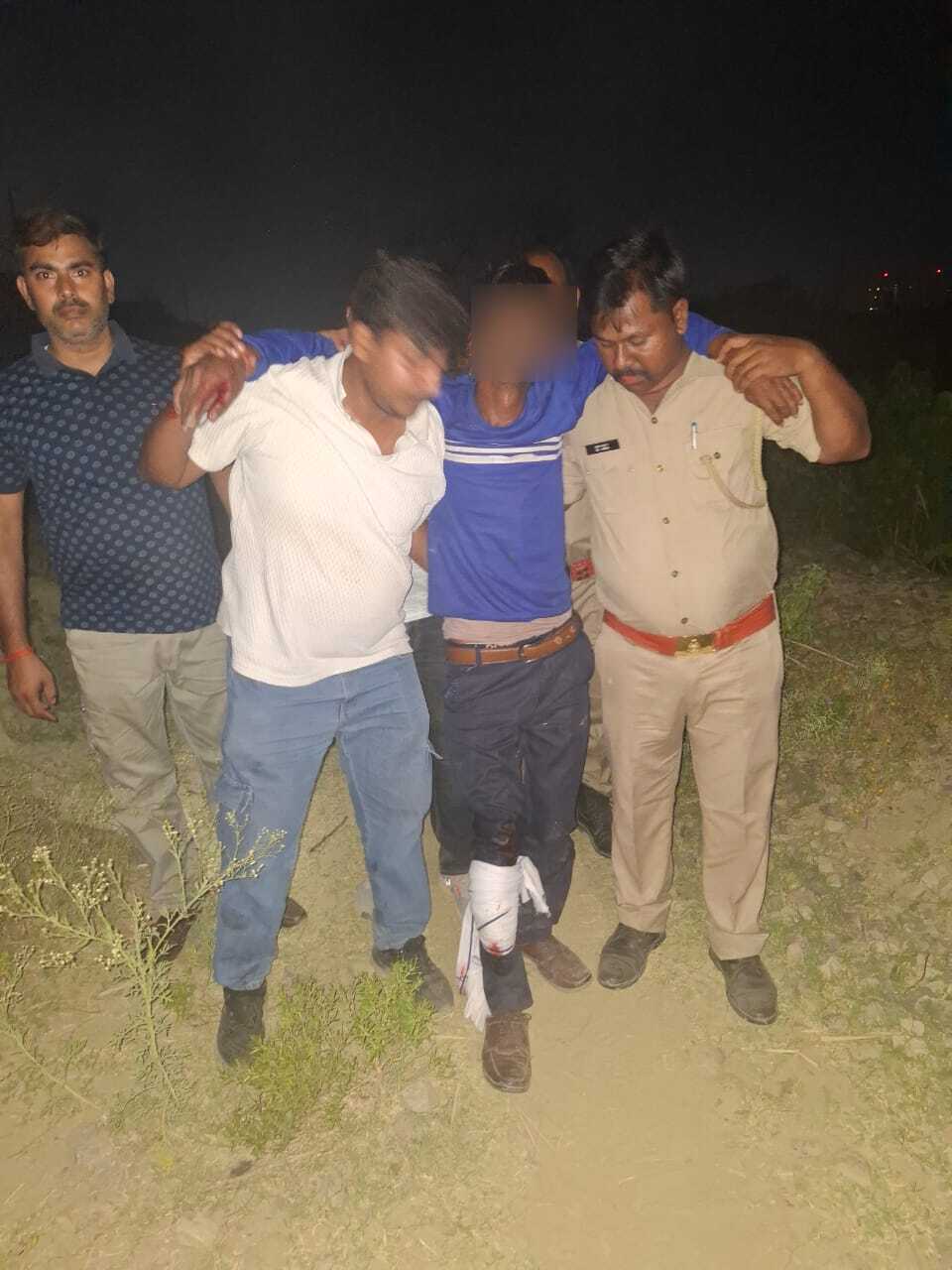 घायल बदमाश को ले जाती पुलिस घायल बदमाश को ले जाती पुलिस