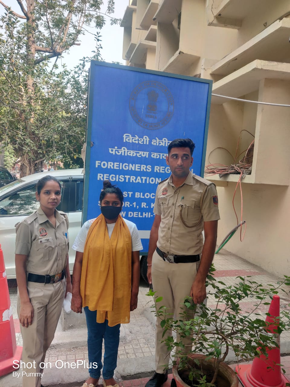 पुलिस द्वारा पकड़ी गई बांग्लादेशी महिला की फोटो पुलिस द्वारा पकड़ी गई बांग्लादेशी महिला की फोटो
