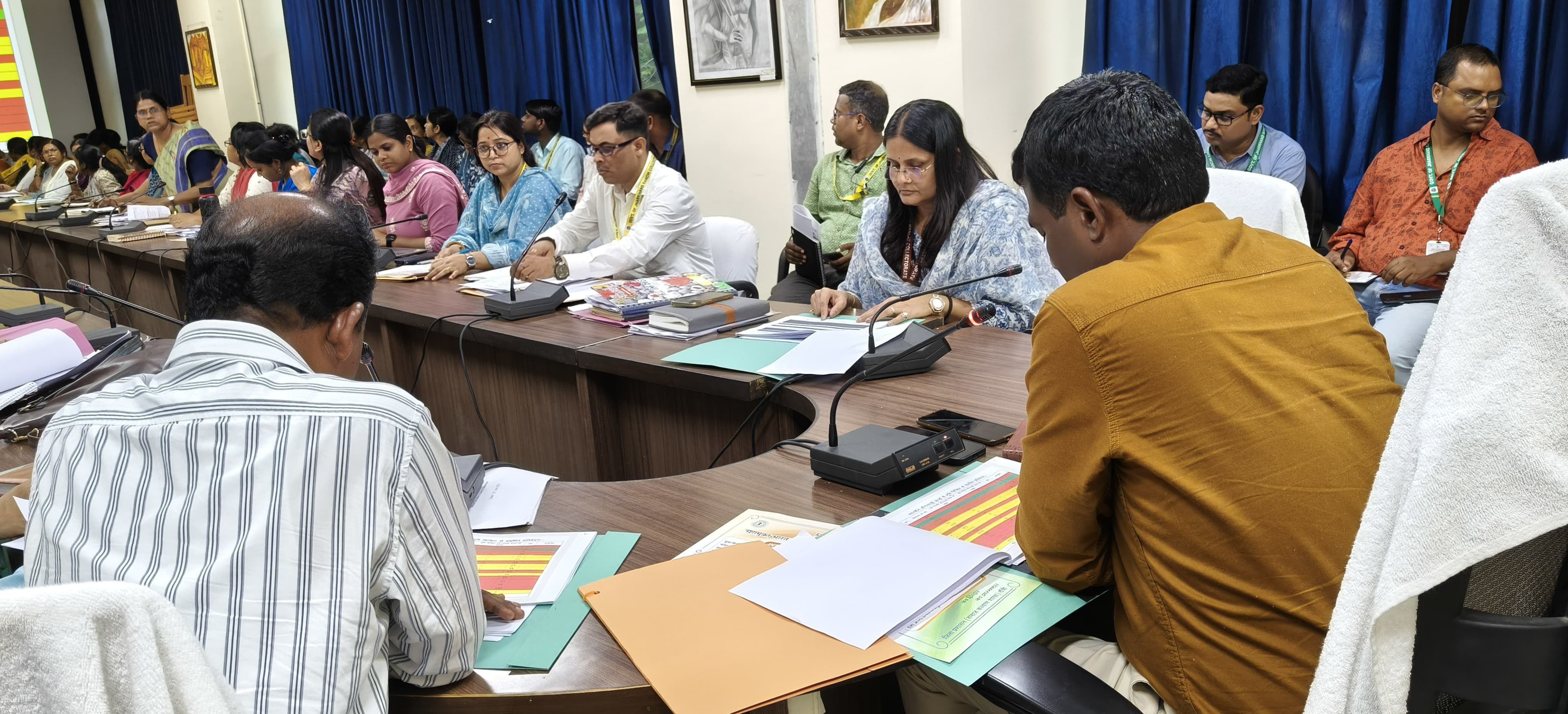 बैठक में शामिल उपायुक्त मंजूनाथ भजंत्री समेत अन्य लोग बैठक में शामिल उपायुक्त मंजूनाथ भजंत्री समेत अन्य लोग