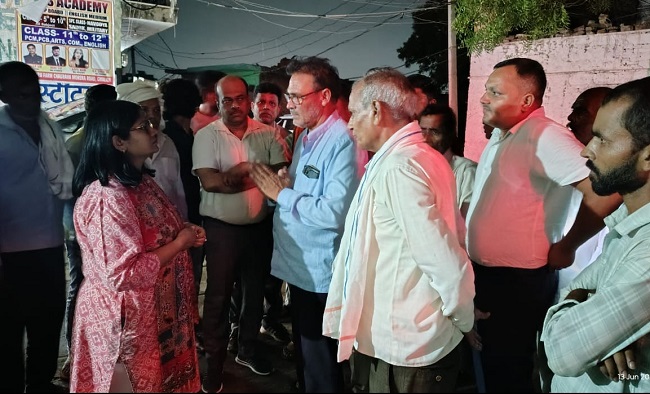 कलेक्टर ने मृतक छात्र के घर पहुंच कर परिजनों को बंधाया ढांढस कलेक्टर ने मृतक छात्र के घर पहुंच कर परिजनों को बंधाया ढांढस