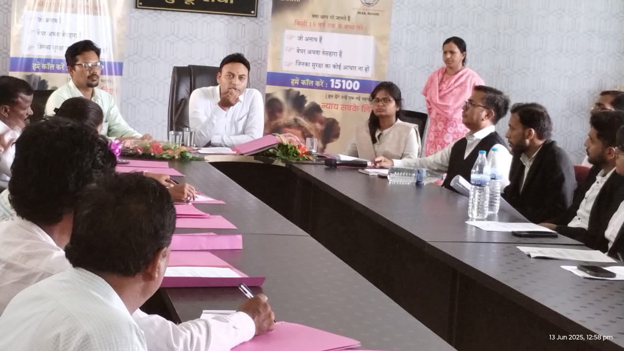 डालसा के कार्यक्रम में मौजूद लोगों की तस्वीर डालसा के कार्यक्रम में मौजूद लोगों की तस्वीर