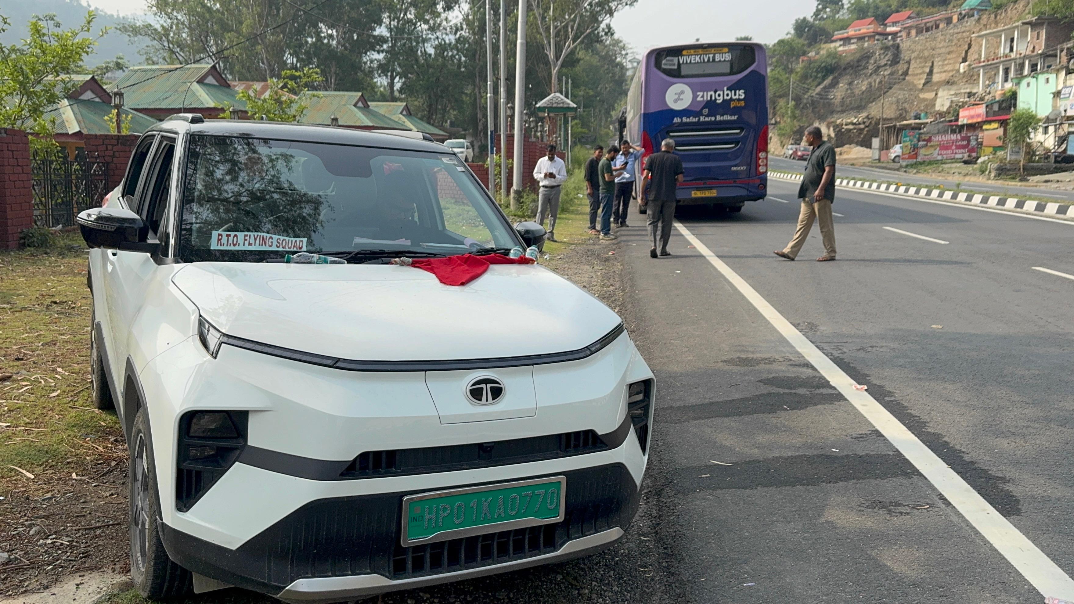मंडी के पंडोह के पास बसों की जांच करते हुए फ्लाइंग स्क्वैड के अधिकारी। मंडी के पंडोह के पास बसों की जांच करते हुए फ्लाइंग स्क्वैड के अधिकारी।
