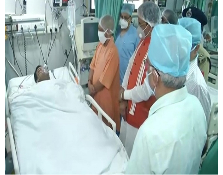 घायल पुलिस कर्मियों का हालचाल लेने पहुंचे थे मुख्यमंत्री योगी आदित्यनाथ व उपमुख्यमंत्री केशव प्रसाद मौर्य की फ़ाइल फोटो घायल पुलिस कर्मियों का हालचाल लेने पहुंचे थे मुख्यमंत्री योगी आदित्यनाथ व उपमुख्यमंत्री केशव प्रसाद मौर्य की फ़ाइल फोटो