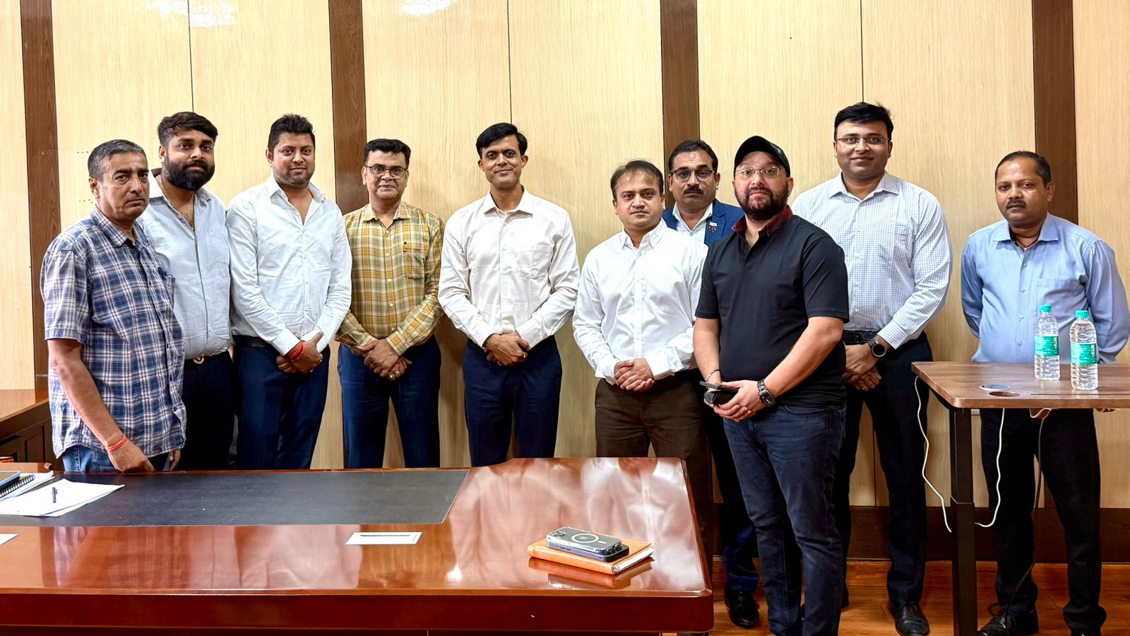 उद्योग निदेशक से चर्चा करते चेंबर के सदस्‍य