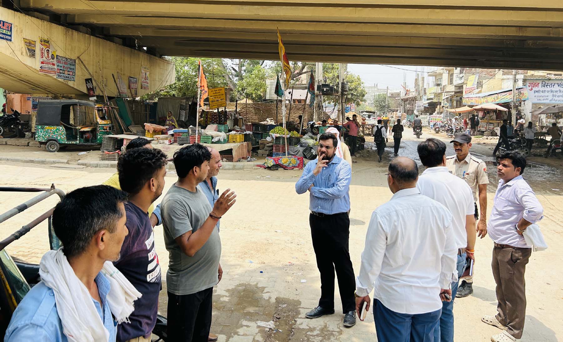 मानेसर नगर निगम में फील्ड में जाकर जलभराव नहीं होने देने पर चर्चा करते निगमायुक्त आयुष सिन्हा। मानेसर नगर निगम में फील्ड में जाकर जलभराव नहीं होने देने पर चर्चा करते निगमायुक्त आयुष सिन्हा।